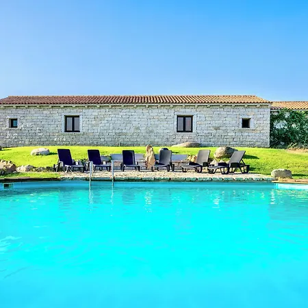 With Swimming Pool Between Sea And Countryside 住宿加早餐酒店 3*